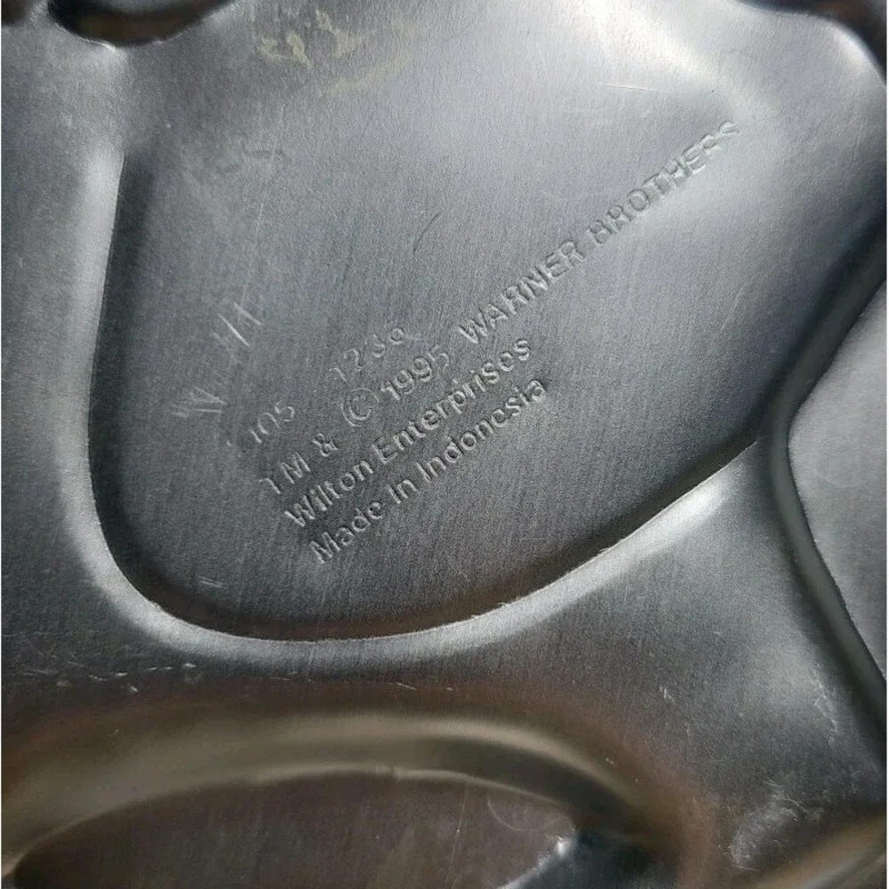 Wilton Tazmanian Devil Taz Cake Pan Mold 1995 2105-1236 Warner Brothers